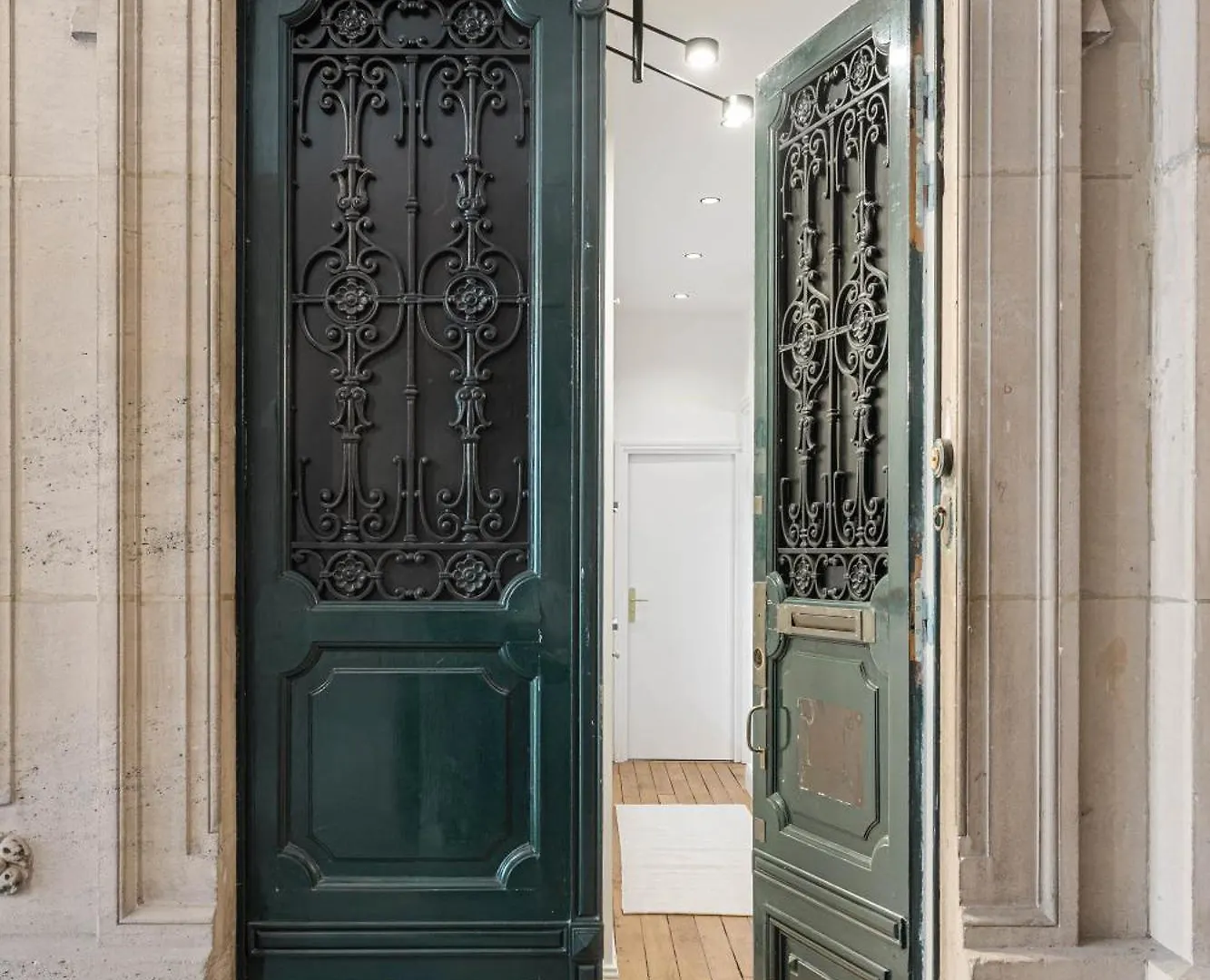 King Size Beds - Zen Monceau Apartment Paris