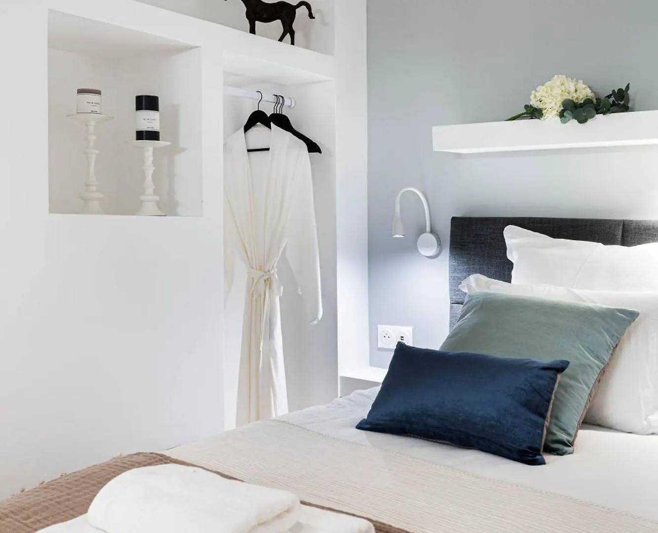 King Size Beds - Zen Monceau Apartment Paris