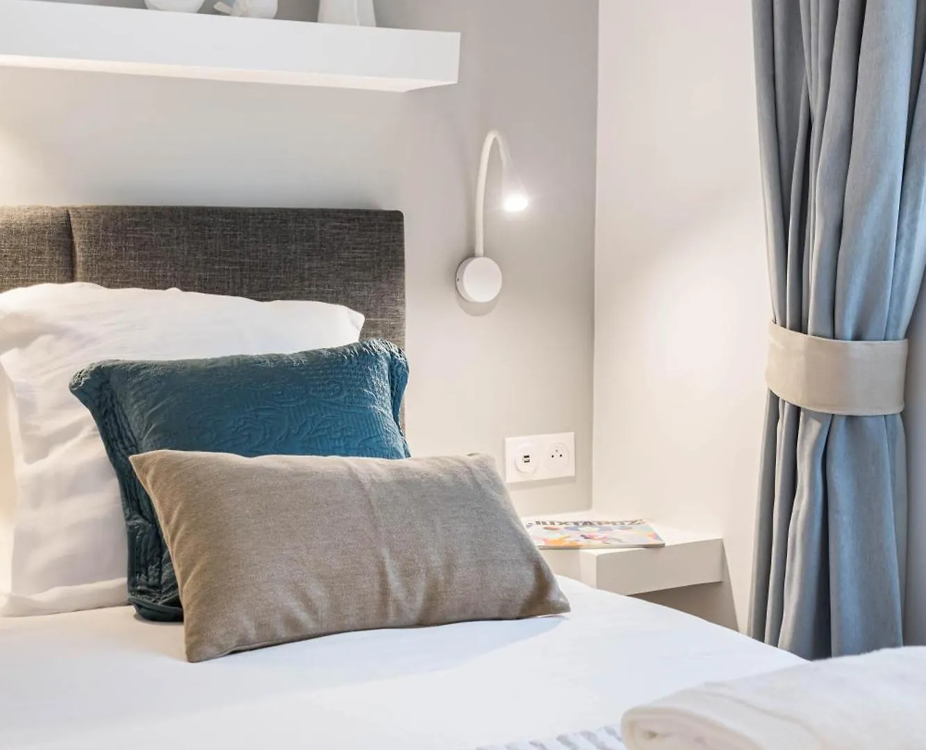 King Size Beds - Zen Monceau Apartment Paris 0*,  France