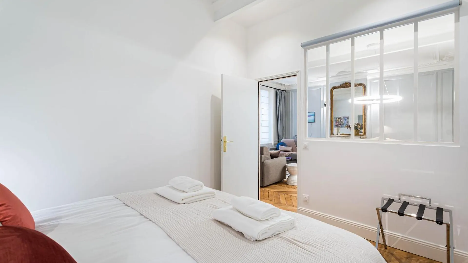 King Size Beds - Zen Monceau Apartment Paris France